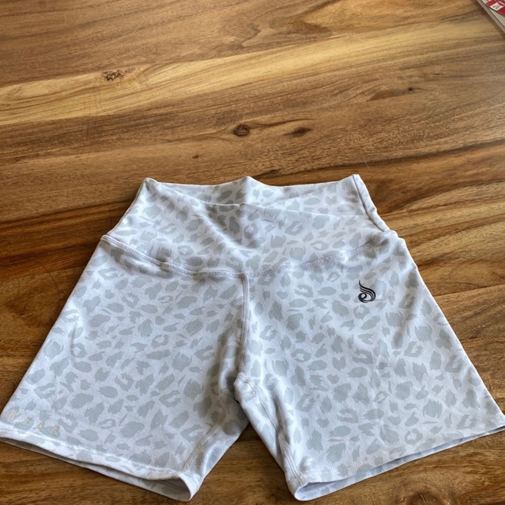 Ryderwear Snow Leopard Mid Length Workout Shorts, Size Small